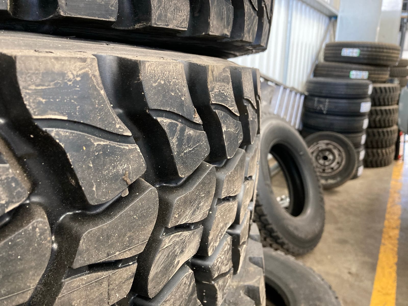 Heavy-duty tyre tread